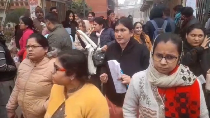 मेरठ में यूपी लोक सेवा आयोग टीजीटी परीक्षा, सख्त सुरक्षा के बीच परीक्षा शुरू