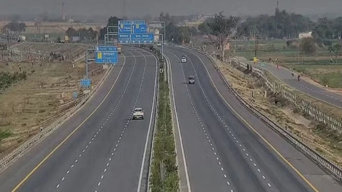 मथुरा हादसे के बाद खाैफ का साया...यमुना एक्सप्रेसवे पर यात्रियों की संख्या हुई कम