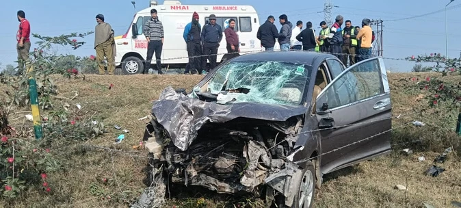 जम्मू: तेज रफ्तार वाहन खेतों में पलटा, ड्राइवर गंभीर रूप से घायल