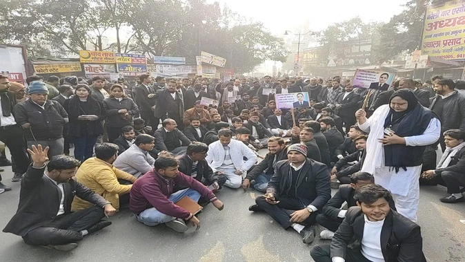 महजबीन हत्याकांड: पीड़ित परिवार की भूख हड़ताल जारी, वकीलों ने किया कलक्ट्रेट जाम