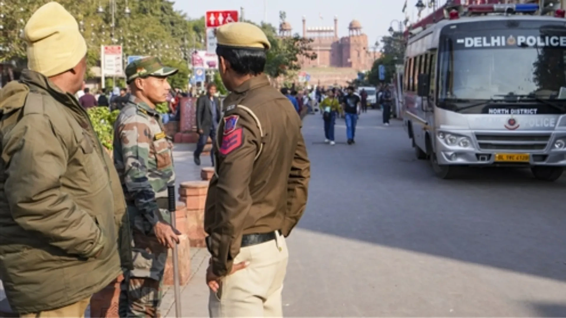 द्वारका में रोड रेज: कार चालक ने स्कूटी सवार दंपती को हेलमेट से पीटा