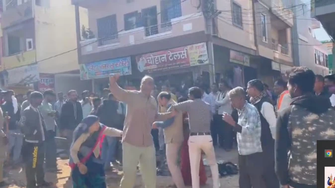 सतवास में अतिक्रमण हटाने के दौरान बवाल, दंपती का आत्मदाह का प्रयास