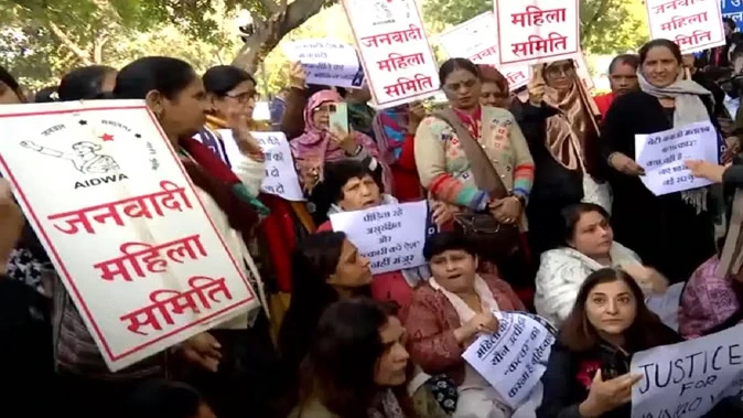 कुलदीप सेंगर को सशर्त जमानत मिलने के खिलाफ दिल्ली में विरोध प्रदर्शन
