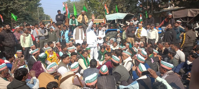 सिस्टम सुधार संगठन ने निकाला ट्रैक्टर मार्च, आगरा-बरहन मार्ग हुआ जाम