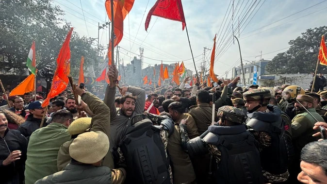 जम्मू: सीट आवंटन पर उबाल...संघर्ष समिति सड़कों पर उतरी, एलजी सिन्हा का फूंका पुतला
