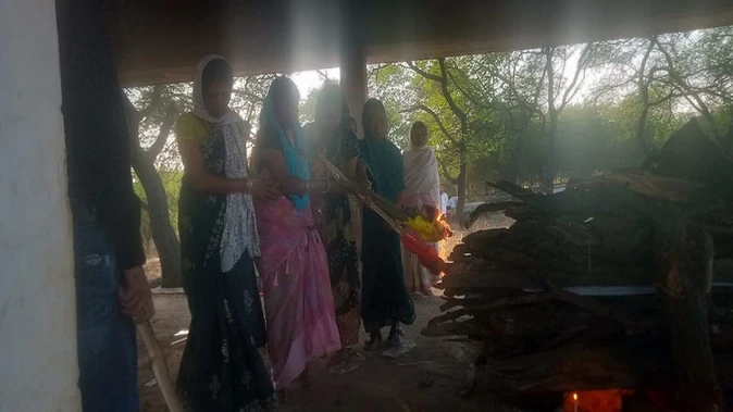 बौद्ध समाज की मिसाल: पनेका में बेटियों ने दी मां को मुखाग्नि
