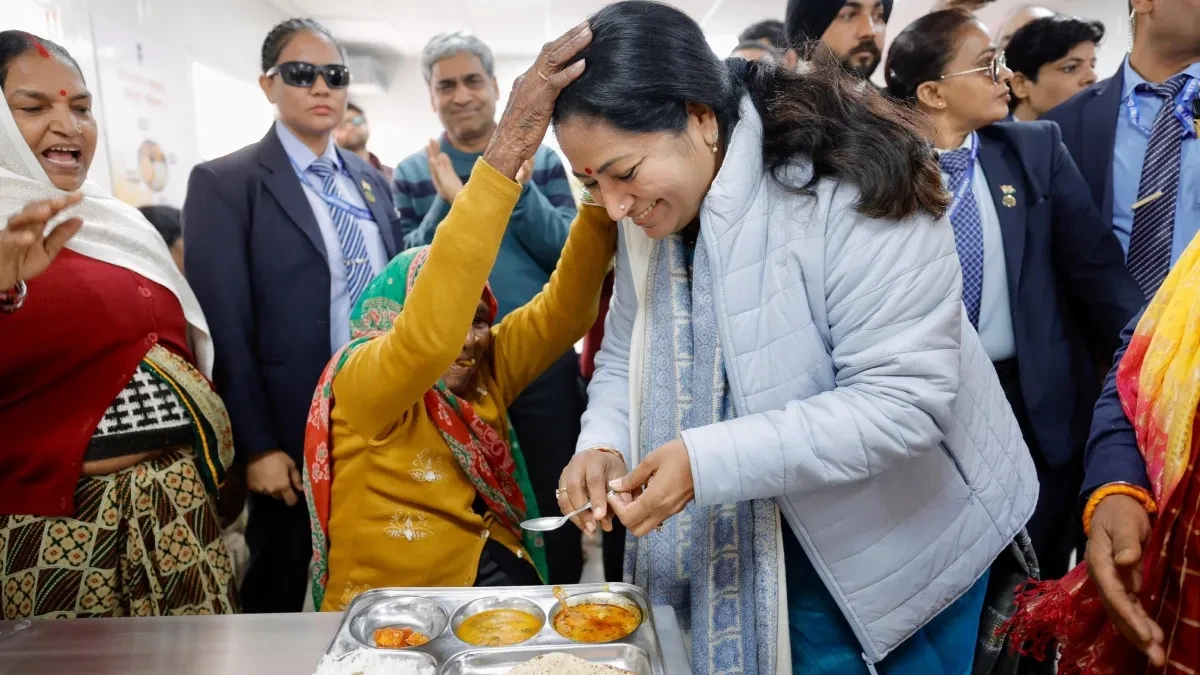 शालीमार बाग और पीतमपुरा में नई अटल कैंटीनें, सीएम रेखा गुप्ता ने खुद भोजन परोसा