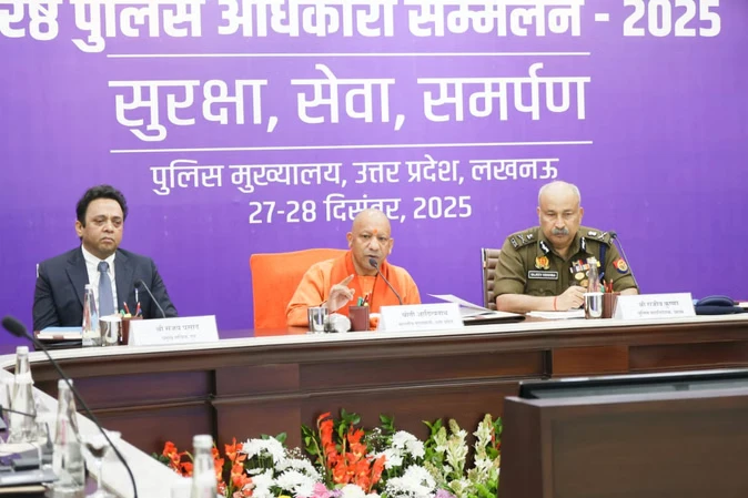 यूपी में कानून-व्यवस्था सुधार: सीएम योगी ने पुलिस की उपलब्धियों पर दिया जोर