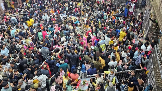 बांकेबिहारी मंदिर: नववर्ष से पहले ही भीड़ से बिगड़े हालात...महिला श्रद्धालु हुई बेहोश