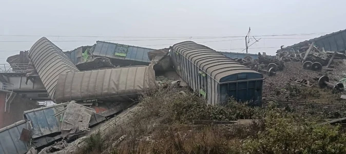 जमुई में बड़ा रेल हादसा: मालगाड़ी के 17 डिब्बे डिरेल, 13 घंटे से परिचालन ठप