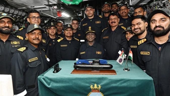 राष्ट्रपति मुर्मू ने आईएनएस वाघशीर में किया समुद्र के नीचे सफर, नौसैनिकों का बढ़ाया हौसला