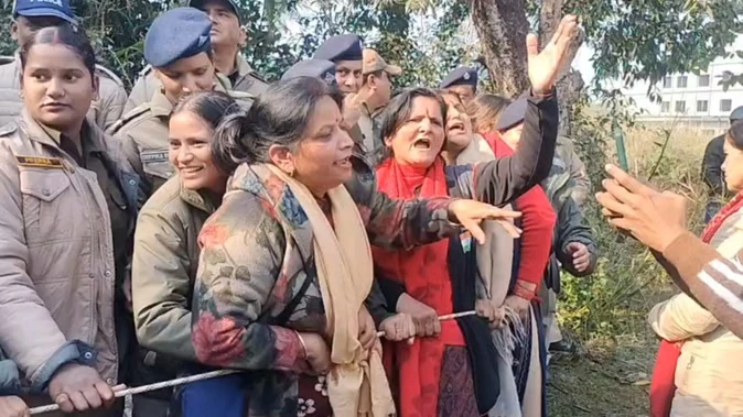 अंकिता हत्याकांड: वनंतरा रिजॉर्ट पहुंचे लोगों का प्रदर्शन, पुलिस से हुई नोकझोंक