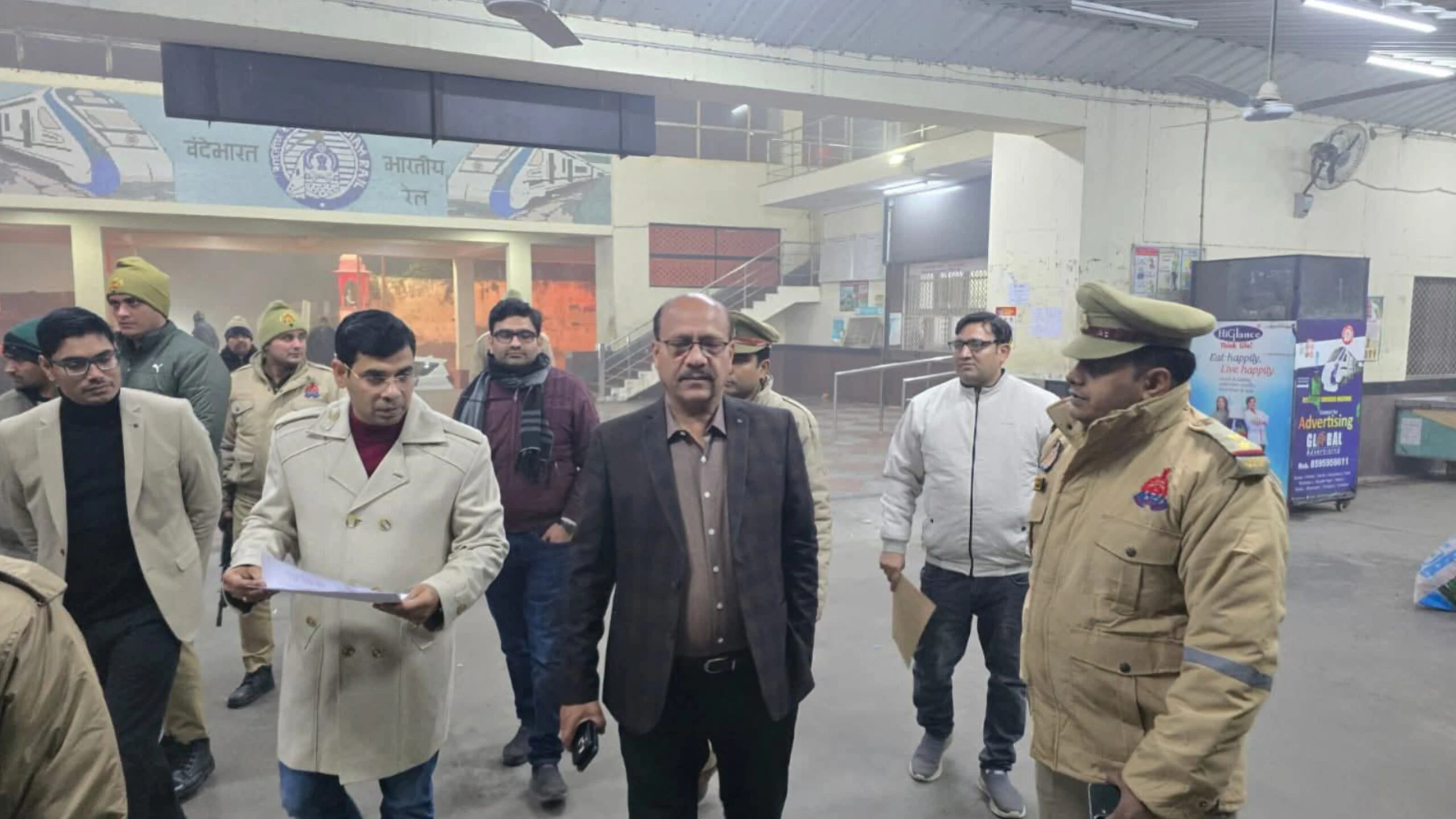मुजफ्फरनगर: डीएम उमेश मिश्रा ने रेलवे स्टेशन का किया औचक निरीक्षण