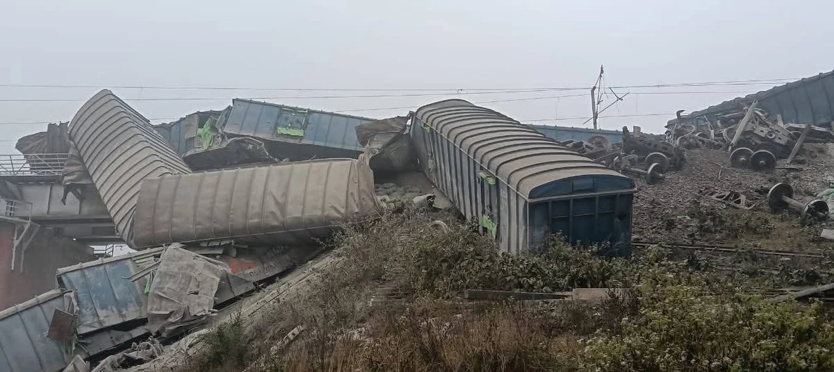 जमुई रेल हादसा: मालगाड़ी डिरेल, 17 ट्रेनें डायवर्ट, 13 रद्द, यात्री परेशान
