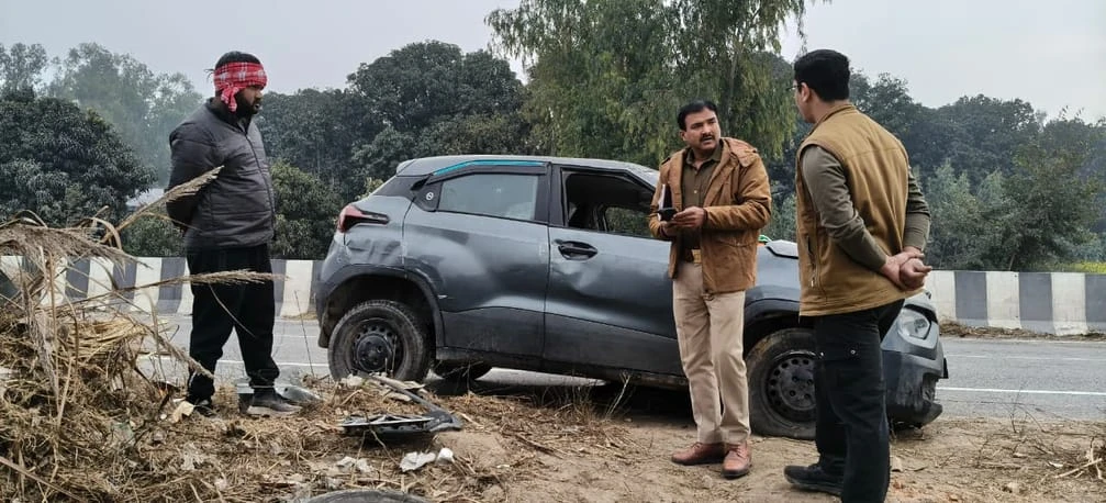 शामली में अनियंत्रित कार डिवाइडर से टकराई, चार गंभीर रूप से घायल