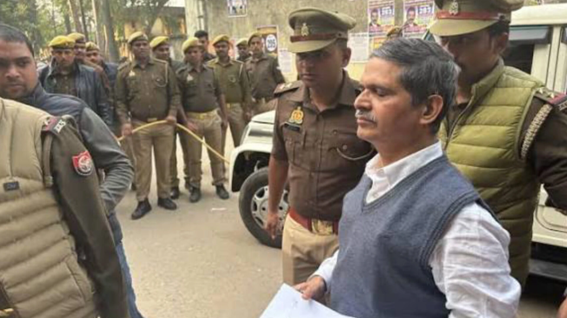 पूर्व आईपीएस अमिताभ ठाकुर की जमानत पर फैसला टला, जेल में अनशन पर बैठे