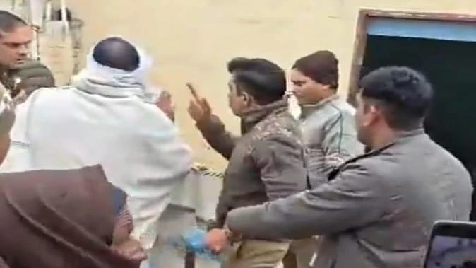 सहारनपुर: घाटमपुर में पुलिस टीम को बनाया बंधक, ग्रामीणों ने हिरासत में लिए आरोपी छुड़ाए