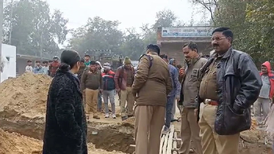 बुलंदशहर में निर्माण लापरवाही, मिट्टी की ढांग गिरने से मजदूर की मौत