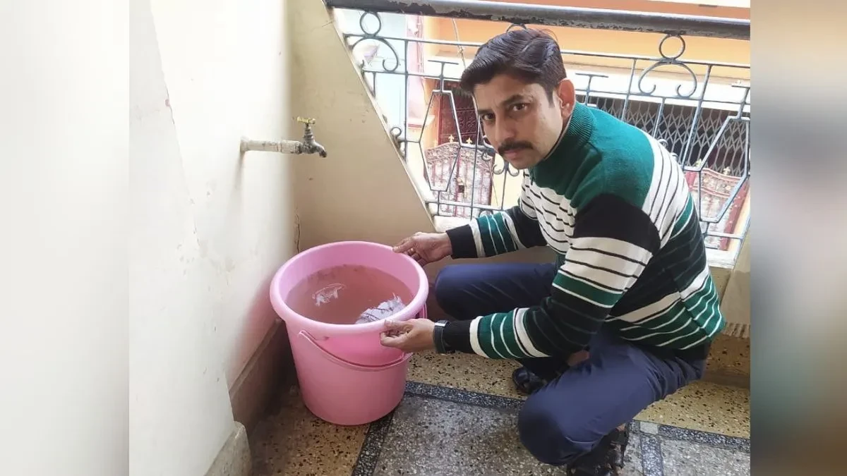नलों से निकल रहे कीड़े और बदबूदार पानी, गोरखपुर के इलाकों में हड़कंप