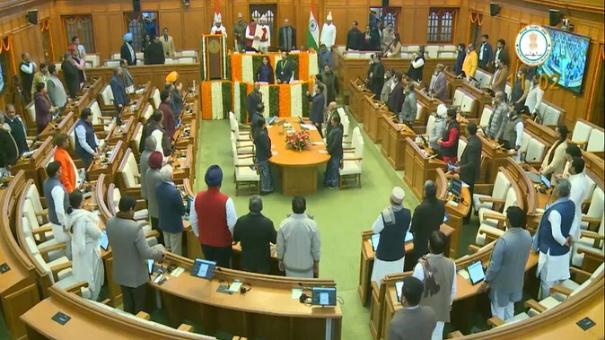 मास्क पहनकर सदन पहुंचे आप विधायक, प्रदूषण पर विधानसभा में जोरदार हंगामा