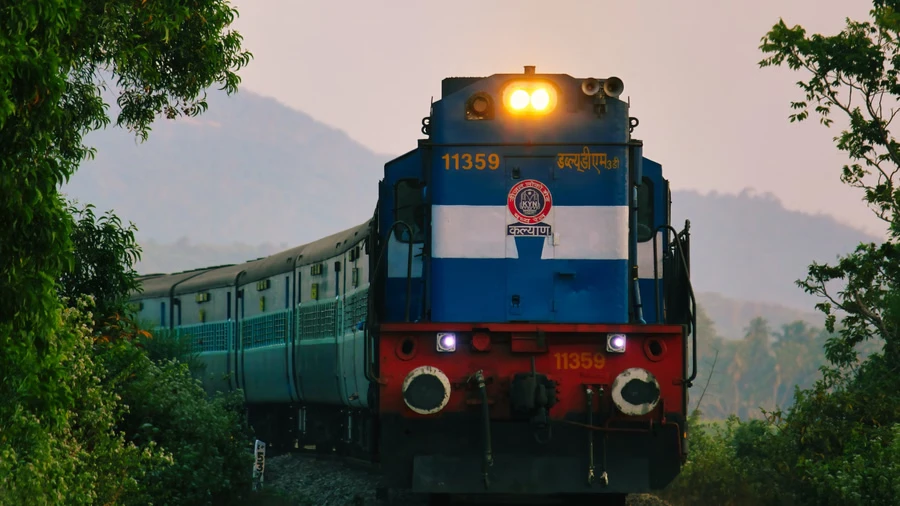 अब बिना आधार लिंक किये सुबह 8 से शाम 4 बजे तक नहीं होगी रेलवे टिकट बुकिंग