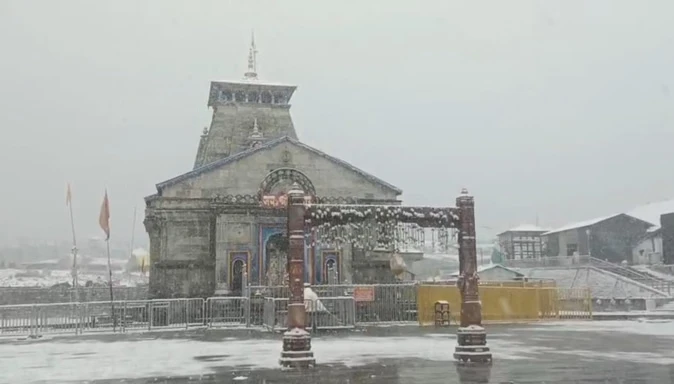 द्रोणागिरी पहाड़ियों और हिमालय की चोटियों पर बर्फबारी, धामों में बिछी सफेद चादर
