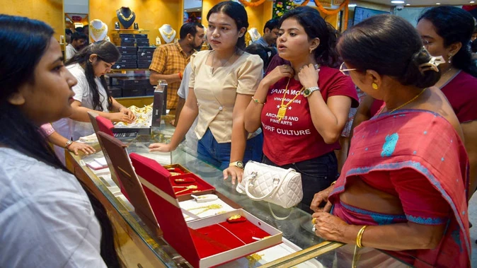भू-राजनीतिक तनाव के बीच सोने-चांदी की कीमतों में तेजी