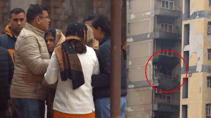 दिल्ली में आग हादसे में मेट्रो इंजीनियर और परिवार की मौत, रो पड़े  बड़े भाई