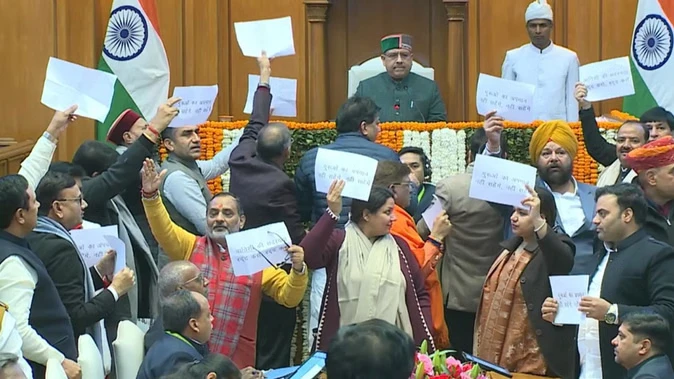 दिल्ली विधानसभा में भाजपा और आप के बीच हंगामा, कार्यवाही स्थगित