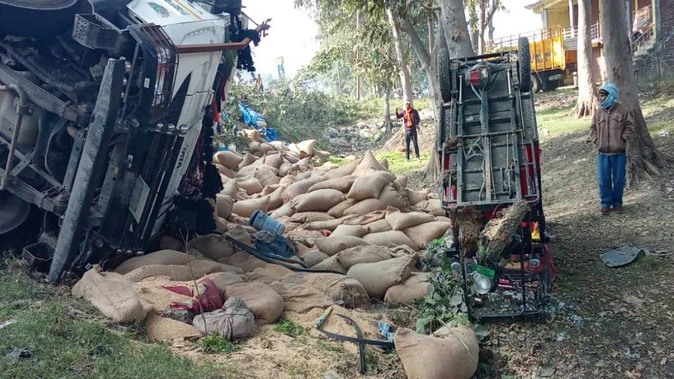 श्रावस्ती में ट्रक की टक्कर से ई-रिक्शा पलटा, 13 घायल