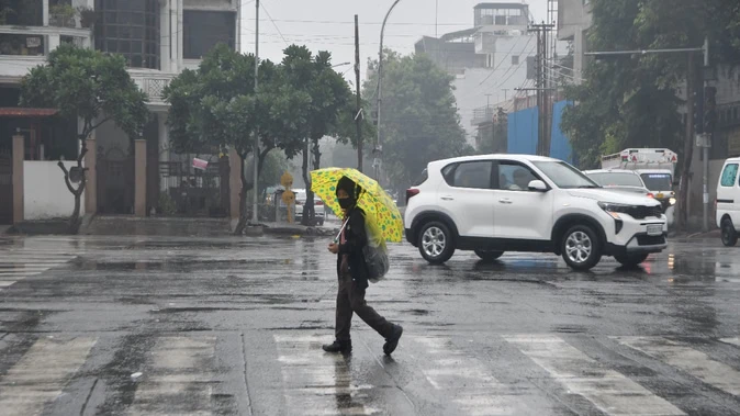 दिल्ली-एनसीआर में मौसम का यू-टर्न, ठंड के बीच बारिश की एंट्री