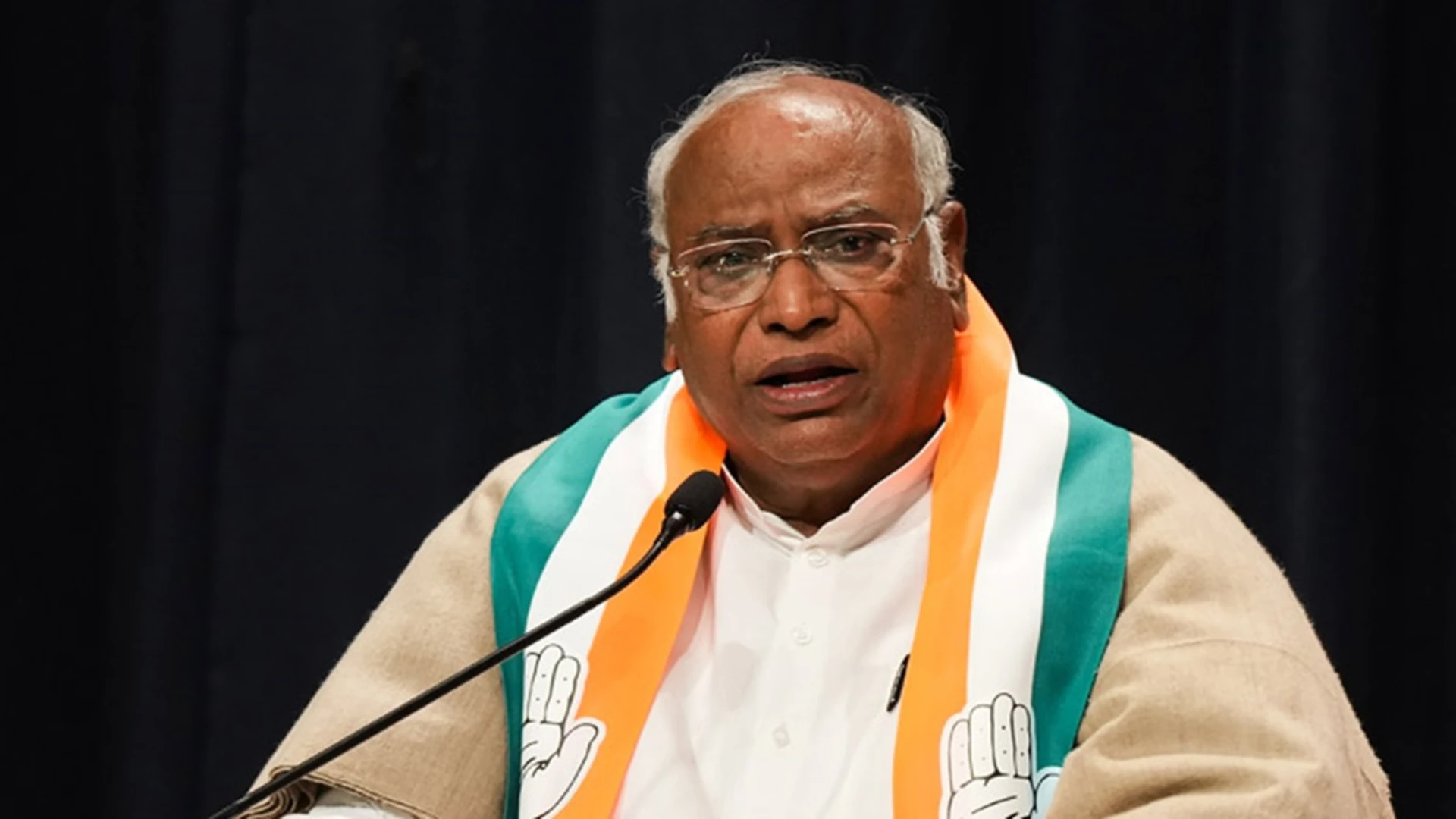 अमेरिका-भारत ट्रेड डील पर बयान के बाद कांग्रेस का मोदी सरकार पर तंज