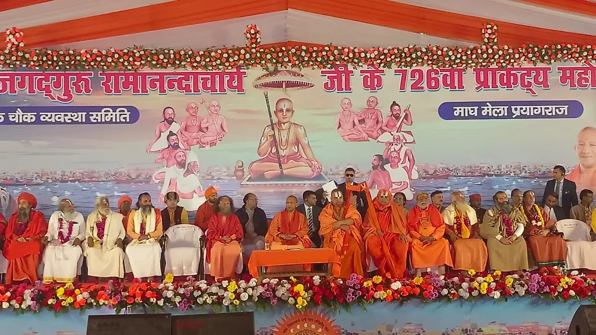 माघ मेला से पहले प्रयागराज पहुंचे सीएम योगी, संतों संग किया गंगा पूजन