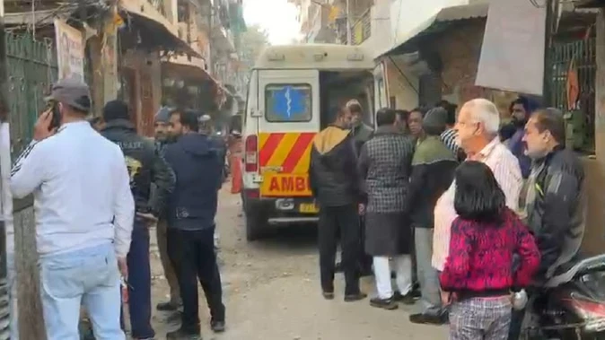 दिल्ली: शालीमार बाग में हत्या से मचा हड़कंप, महिला को घर के बाहर मारी गोली