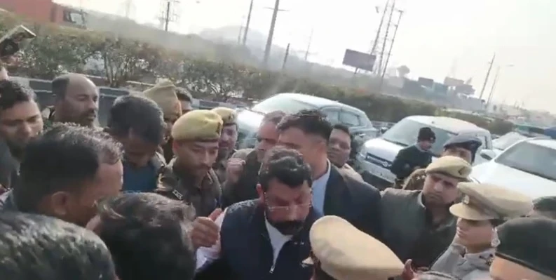 मेरठ जाने से रोके जाने पर चंद्रशेखर और पुलिस के बीच हुई तीखी नोंकझोंक