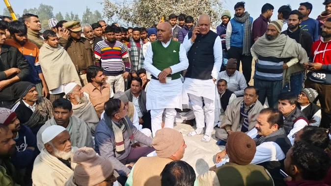 शामली: अंडरपास निर्माण के विरोध में ग्रामीणों ने रेलवे फाटक पर दिया धरना