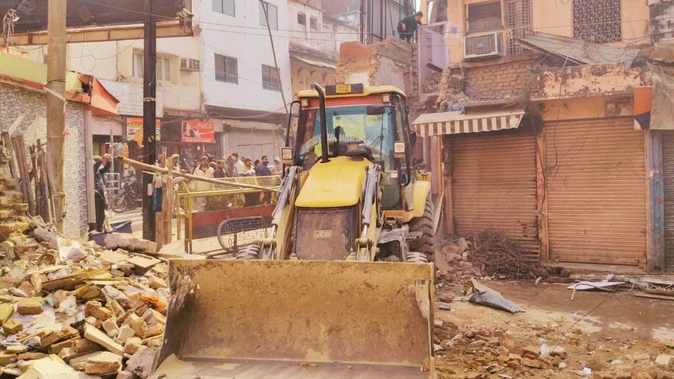 वाराणसी में दालमंडी चौड़ीकरण: भारी पुलिस बल के बीच शुरू हुआ बुलडोजर एक्शन
