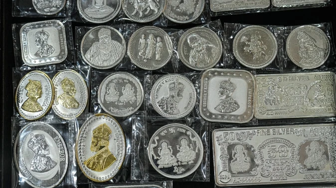 सर्राफा बाजार में उछाल, चांदी 2.65 लाख और सोना 1.44 लाख के रिकॉर्ड स्तर पर