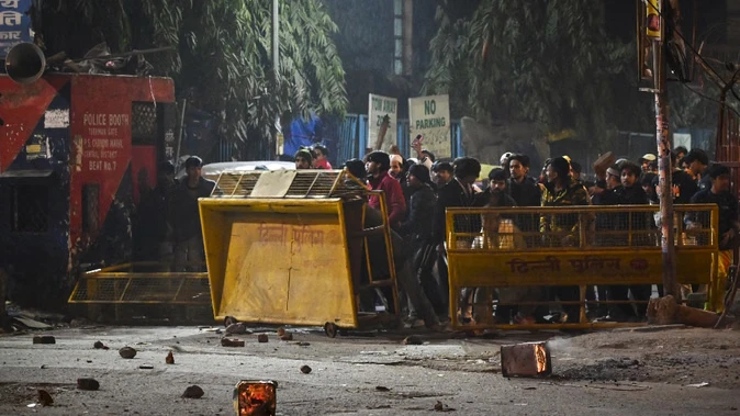 तुर्कमान गेट हिंसा मामला: आरोपी यूट्यूबर की तलाश में दिल्ली पुलिस ने सैदनगली में दी दबिश