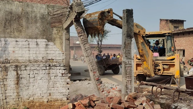 संभल में प्रशासन की कार्रवाई, सरकारी जमीन से हटे तीन मकान और एक दुकान