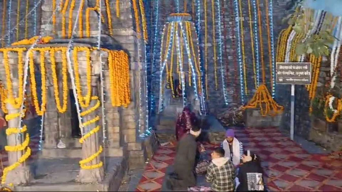 दो क्विंटल गेंदे के फूलों से सजा आदिबदरी मंदिर, कल खुलेंगे कपाट