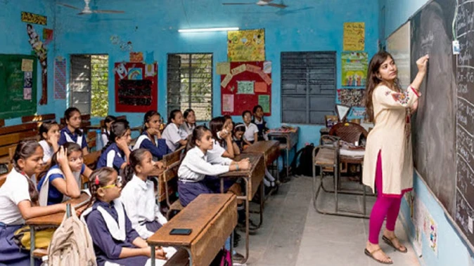 इलाहाबाद हाईकोर्ट ने प्राथमिक शिक्षकों के समायोजन-3 मामले में कार्यवाही पर रोक लगाई