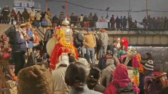 ठंड के बीच हरिद्वार गंगा में श्रद्धालुओं ने लगाई आस्था की डुबकी