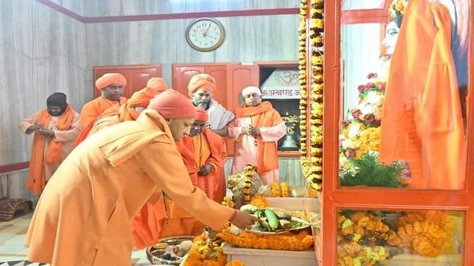 मकर संक्रांति पर सीएम योगी ने गुरु गोरखनाथ को चढ़ाई आस्था की खिचड़ी