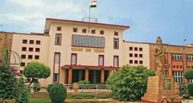 राजस्थान हाईकोर्ट सख्त: पंचायत भवन के नाम पर अवैध पेड़ कटाई, अफसर दंडित