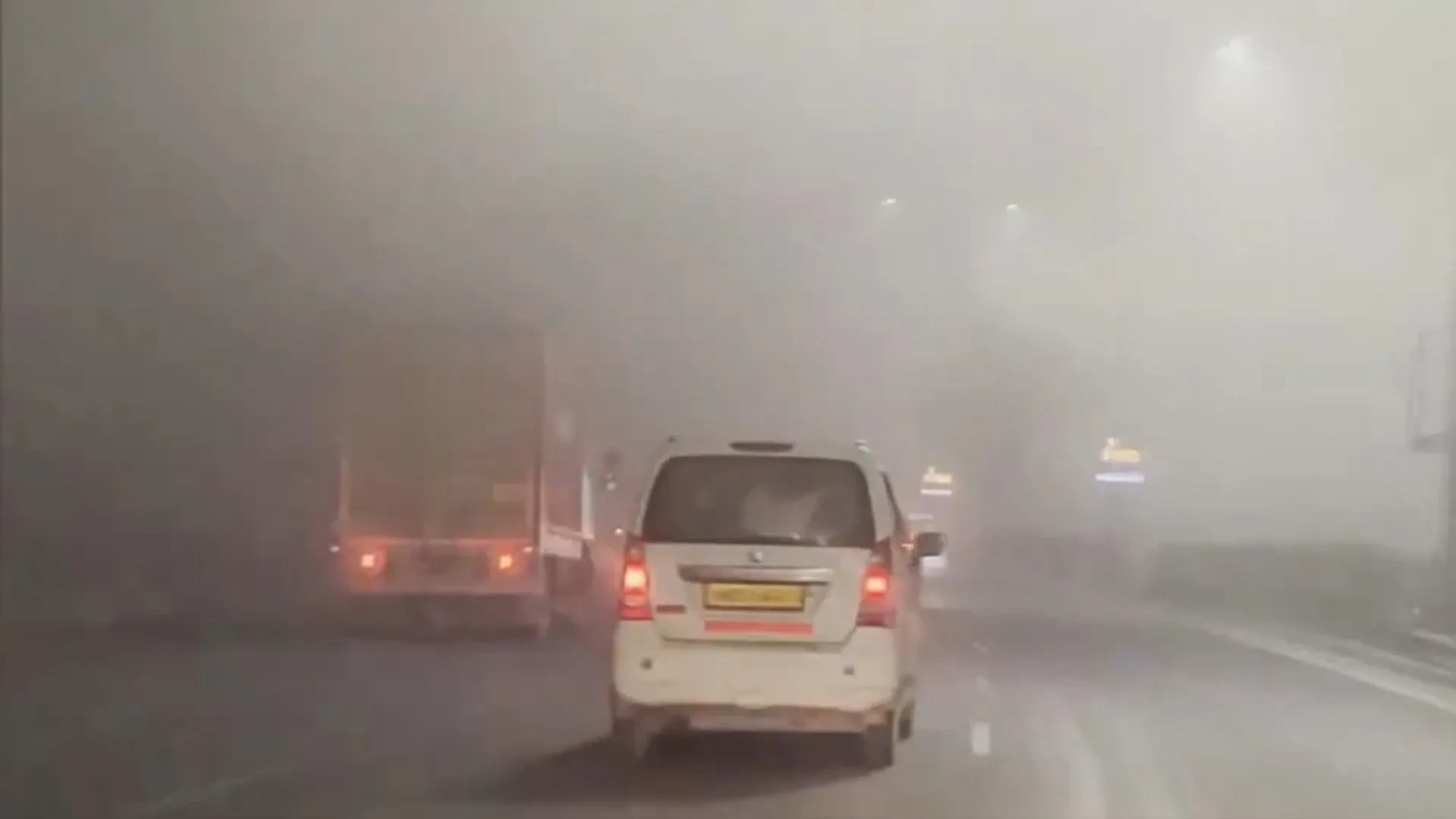 दिल्ली-एनसीआर में भीषण ठंड और घना कोहरा, ट्रेनें-उड़ानें प्रभावित