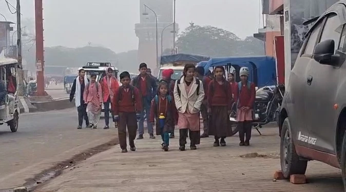 यूपी: शीतकालीन अवकाश के बाद सर्दी और कोहरे के बीच खुले स्कूल
