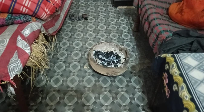 मुरादाबाद: अंगीठी जलाने से दम घुटने से दो बच्चों की माैत, मां-पिता गंभीर