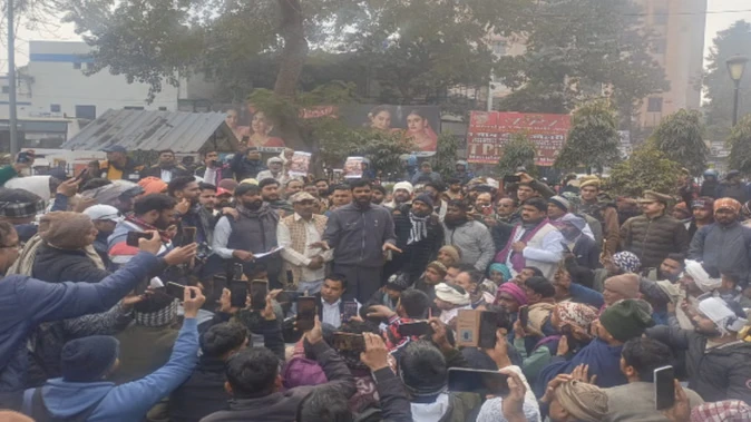 कश्यप समाज का आक्रोश: मेरठ कमिश्नरी पर प्रदर्शन और मुजफ्फरनगर में हाईवे जाम