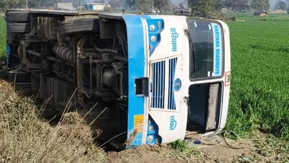 जींद में बस पलटने से 15 यात्री घायल, कार चालक फरार